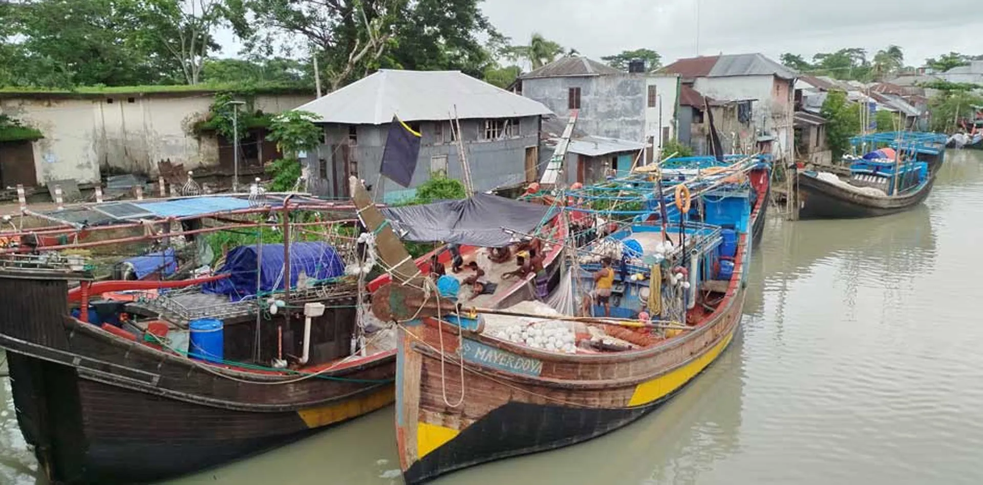 নিষেধাজ্ঞা শেষে মধ্যরাতে সাগরে যাওয়ার প্রস্তুতি জেলেদের